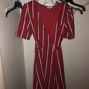 I’m selling this red beautiful dress